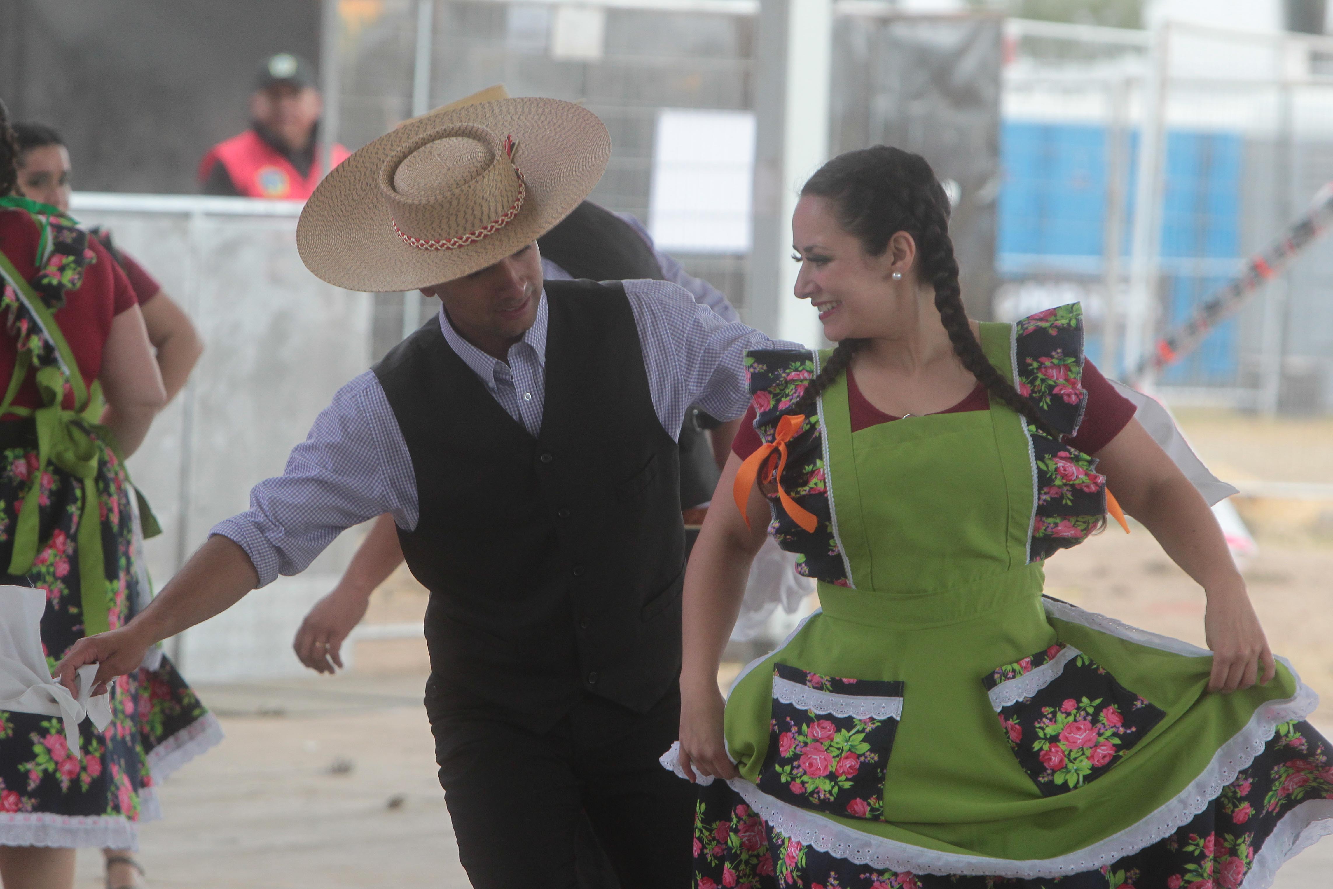 20 DE SEPTIEMBRE 2025 / SANTIAGO Cientos de personas comienzan a llegar a la fonda “El Corazon de Chile” en el parque Estadio Nacional en Ñuñoa.FOTO: LUKAS SOLIS / AGENCIAUNO