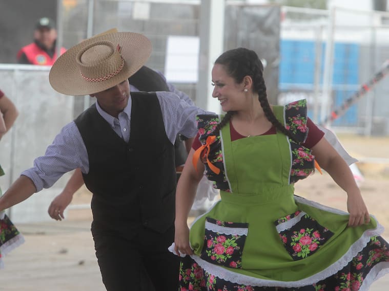 20 DE SEPTIEMBRE 2025 / SANTIAGO
Cientos de personas comienzan a llegar a la fonda “El Corazon de Chile” en el parque Estadio Nacional en Ñuñoa.
FOTO: LUKAS SOLIS / AGENCIAUNO
