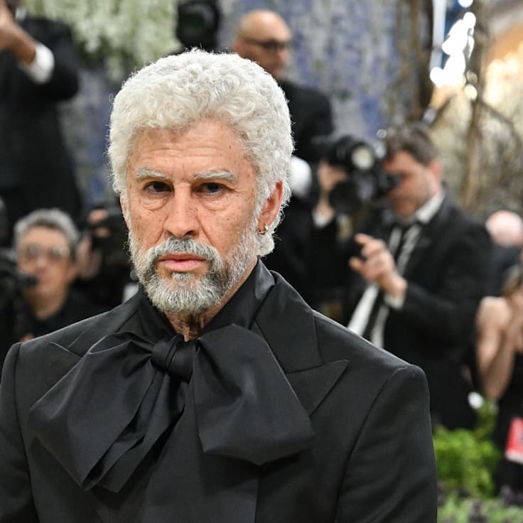 El salto en el tiempo de Bad Bunny: el cantante sorprende con look de anciano en la Met Gala 2026