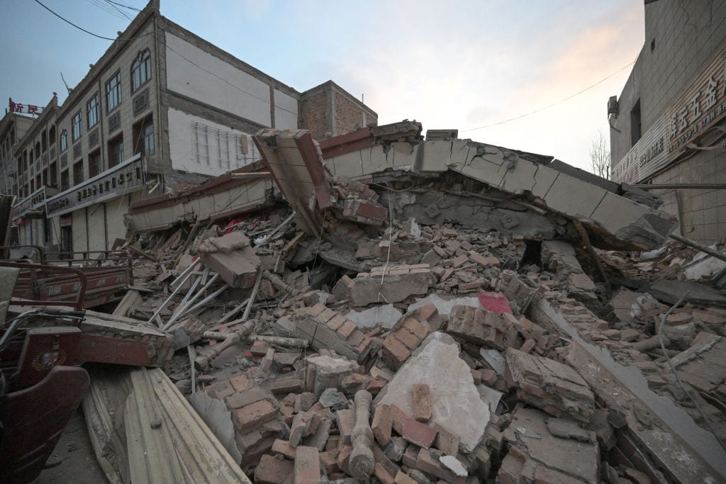 El terremoto de magnitud 6,2 reduce a un edificio en escombros en la ciudad de Dahejia, ubicada en la provincia de Gansu en China.