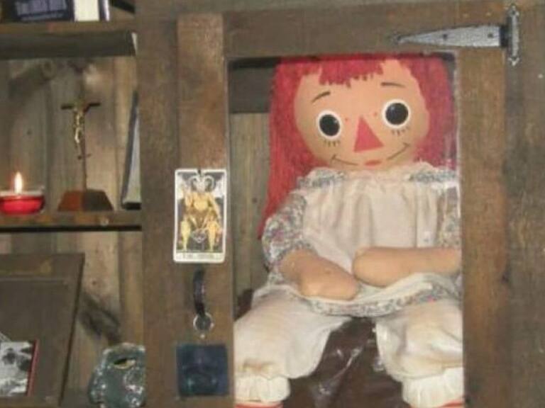 Aseguran que la muñeca real de Annabelle se «escapó» de su vitrina del museo de los Warren