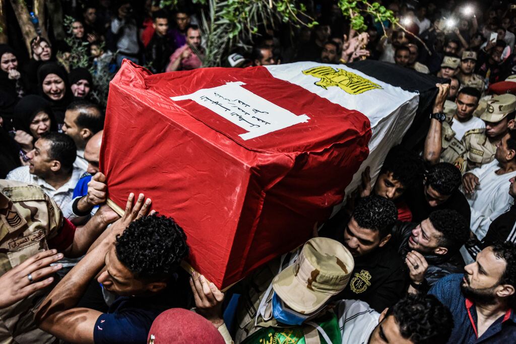 El funeral de uno de los soldados asesinados por terroristas en Egipto