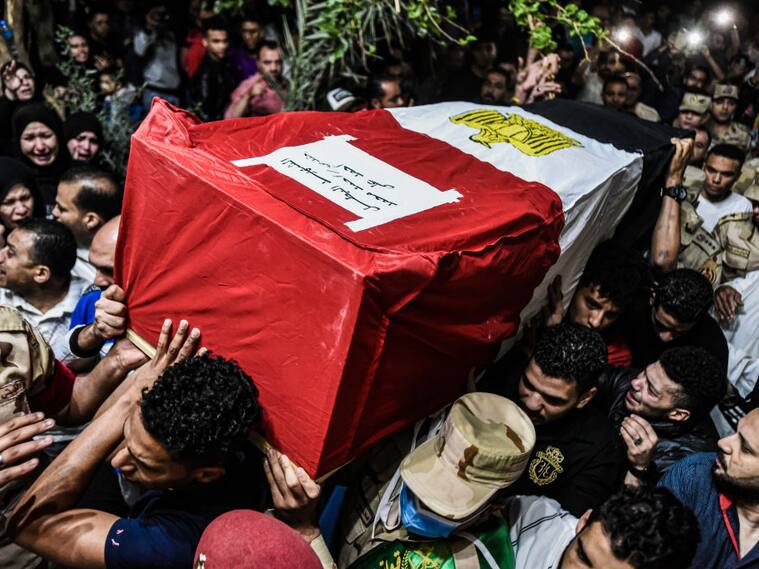El funeral de uno de los soldados asesinados por terroristas en Egipto