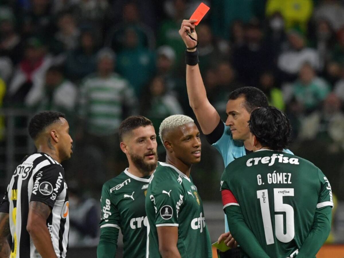 Los dos durísimos planchazos que dejaron a Palmeiras con nueve hombres ante el Mineiro por los cuartos de Copa Libertadores