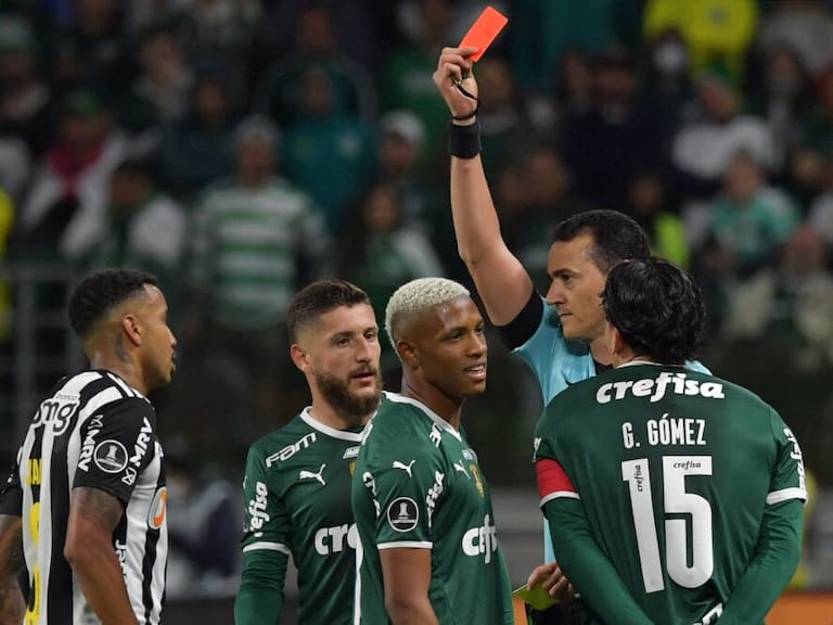 Los dos durísimos planchazos que dejaron a Palmeiras con nueve hombres ante el Mineiro por los cuartos de Copa Libertadores