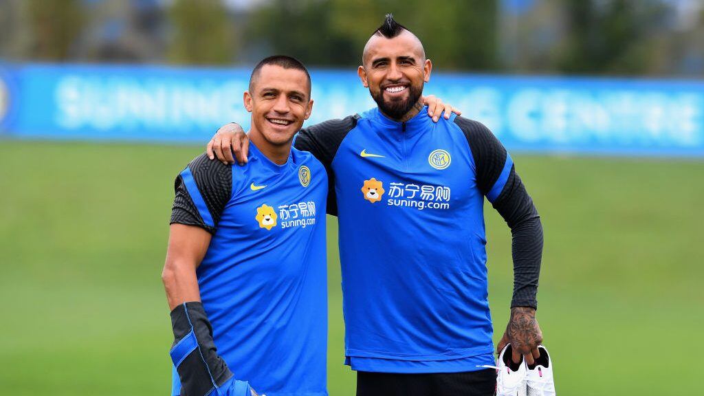 COMO, ITALY - SEPTEMBER 22:  Alexis Sanchez and Arturo Vidal of FC Internazionale pose for a photo during a training session at Appiano Gentile on September 22, 2020 in Como, Italy.  (Photo by Claudio Villa - Inter/Inter via Getty Images)