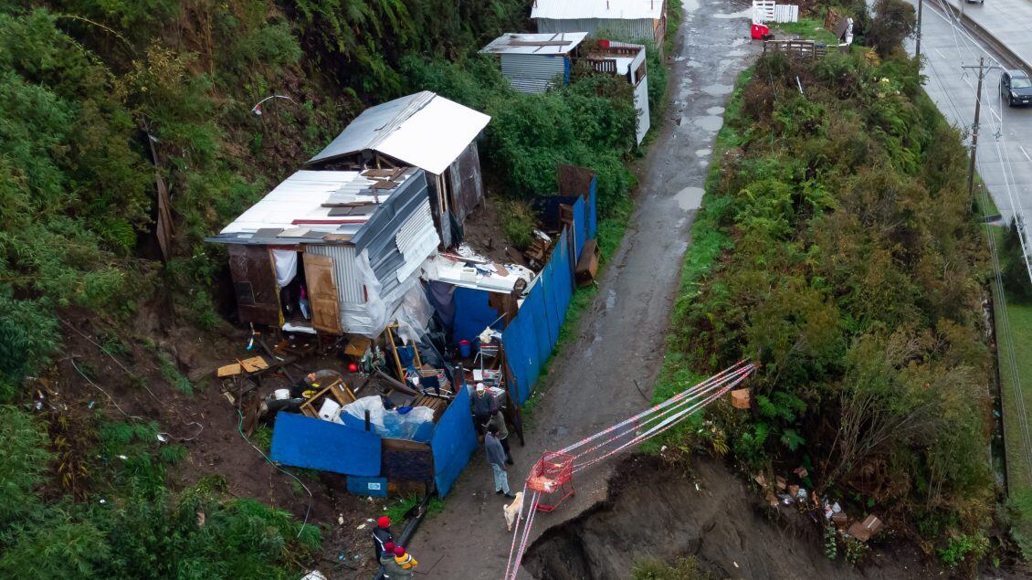 07 DE JUNIO 2022 / PUERTO MONTTCorte de tránsito vehicular en la ruta comprendida entre Balneario Pelluco a Puerto Montt por derrumbe de ladera. FOTO: FELIPE CONSTANZO / AGENCIAUNO