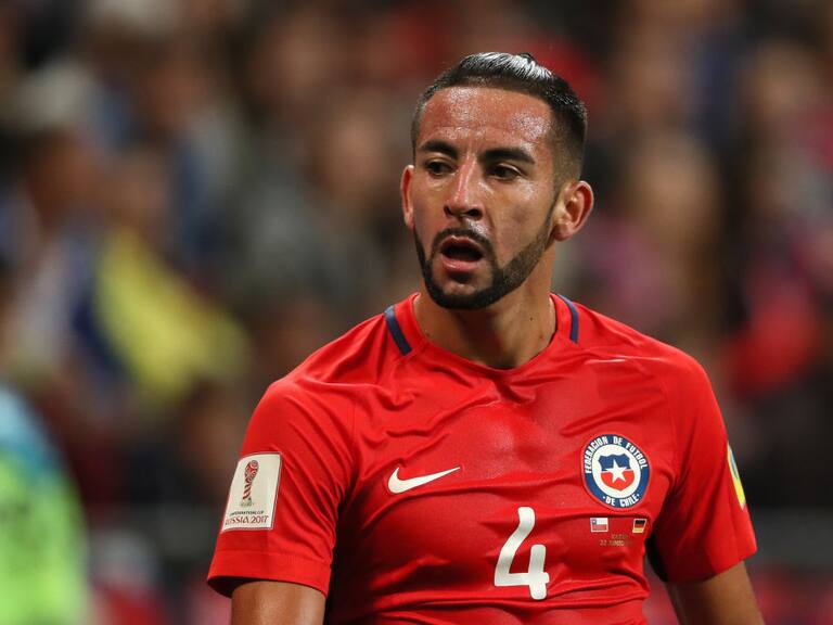 Mauricio Isla podría ser el sexto chileno en vestir la camiseta de Boca Juniors