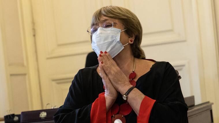 23 de diciembre de 2021/SANTIAGOLa Alta Comisionada de la ONU, Michelle Bachelet, llega al ex Congreso para exponer ante la Comisión de Sistema Político de la Convención Constitucional.
FOTO: EFE / Alberto Valdés POOL/AGENCIAUNO