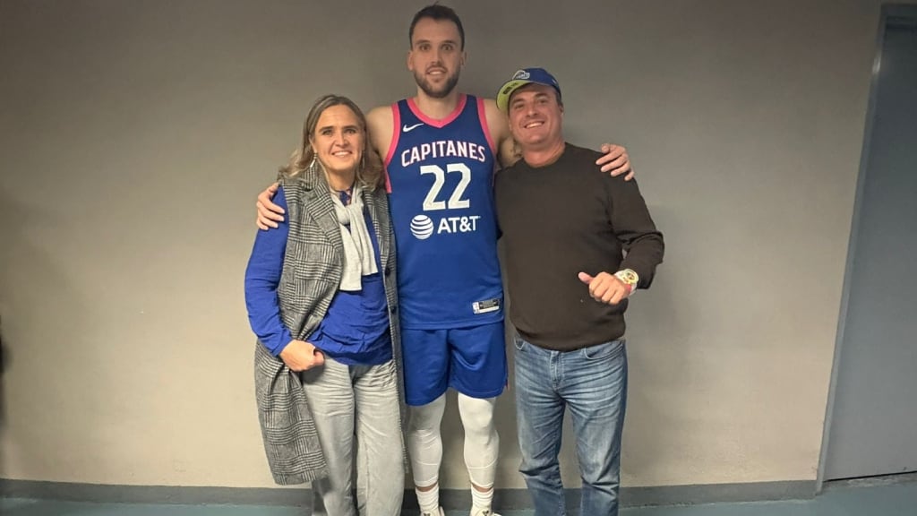 Felipe Haase junto a su madre y el DT de la selección chilena de básquetbol, Juan Manuel Córdoba.