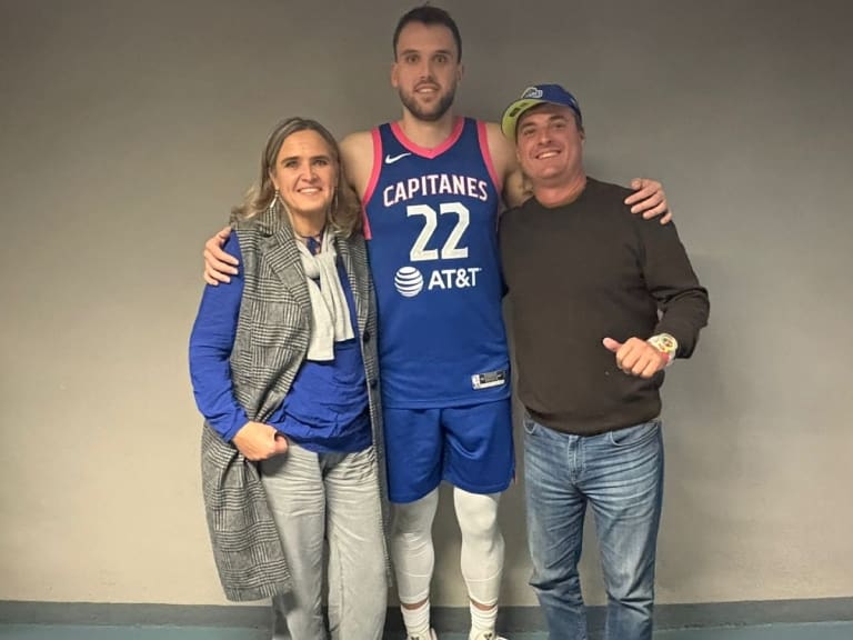 Felipe Haase junto a su madre y el DT de la selección chilena de básquetbol, Juan Manuel Córdoba.