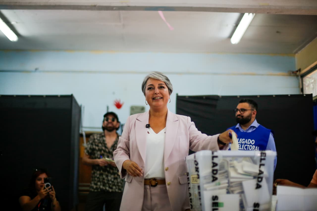 Jeannette Jara en su local de votación