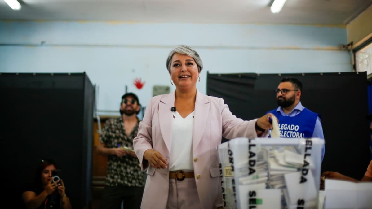 Jeannette Jara en su votación en Conchalí: “tengo la suerte de poder caminar tranquila por la calle, no escondida detrás de un vidrio”