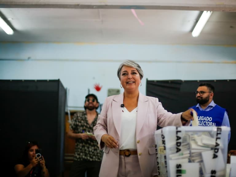 Jeannette Jara en su local de votación