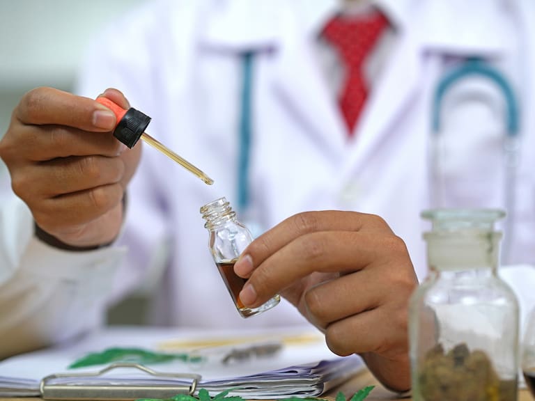 Dimetiltriptamina: la peligrosa droga que fabricaba el estudiante de bioquímica chileno que fue detenido