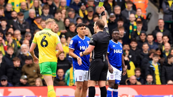 Marcelino Núñez vivió un tenso clásico en Inglaterra: cantos en su contra, patadas y polémica con su DT