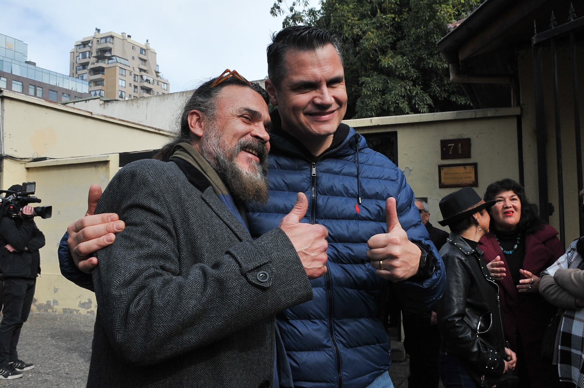 15 DE JULIO DEL 2024 / SANTIAGO De izquierda a derecha, el humorista Arturo Ruiz-Tagle, junto al ex Carabinero, Claudio Crespo, asisten al velorio de conocido humorista.
Velorio del humorista Claudio Reyes, en la Capilla Castrense de Providencia, quien falleció a los 64 producto de un infarto.
FOTO: VICTOR HUENANTE / AGENCIAUNO