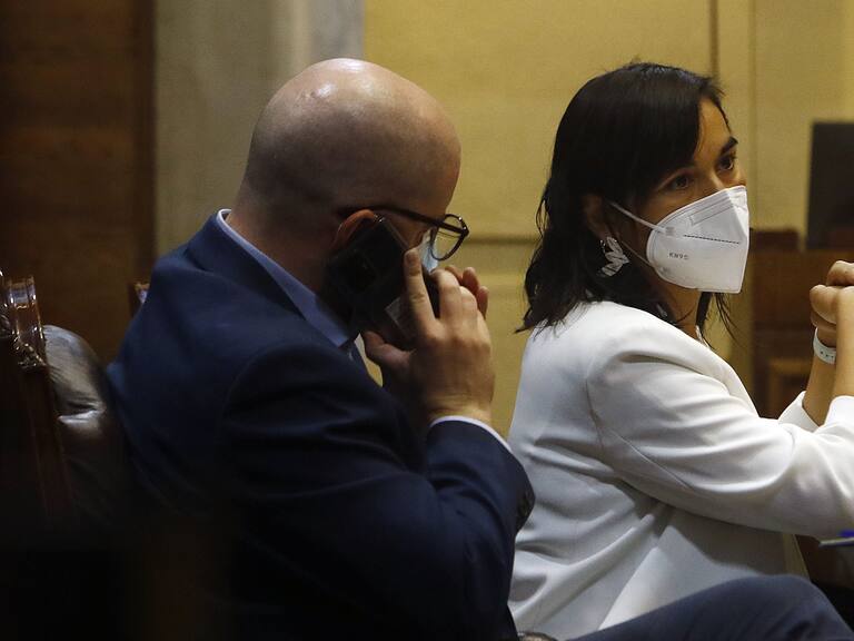 16 DE MARZO DE 2022/VALPARAISOLos ministros Giorgio Jackson (i) e Izkia Siches (d), durante la Sesión de Sala de la Cámara de Diputados, en donde se analiza la extensión del Estado de Excepción Constitucional en la zona norte por la situación migratoria
FOTO: LEONARDO RUBILAR CHANDIA/AGENCIAUNO