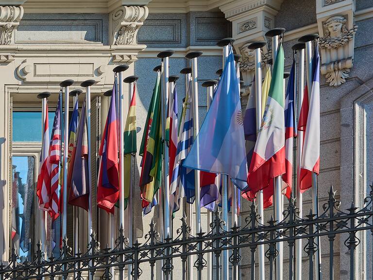 De diplomático a detenido: la increíble historia del hombre que montó una embajada falsa