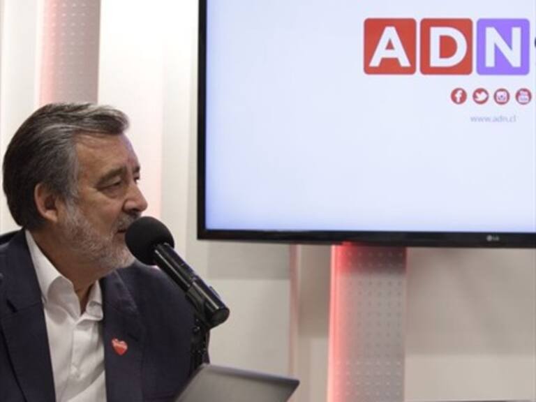 Guillier a Piñera: ¿Por qué no condonar deuda del CAE si perdonó a una empresa por US$ 100 millones?