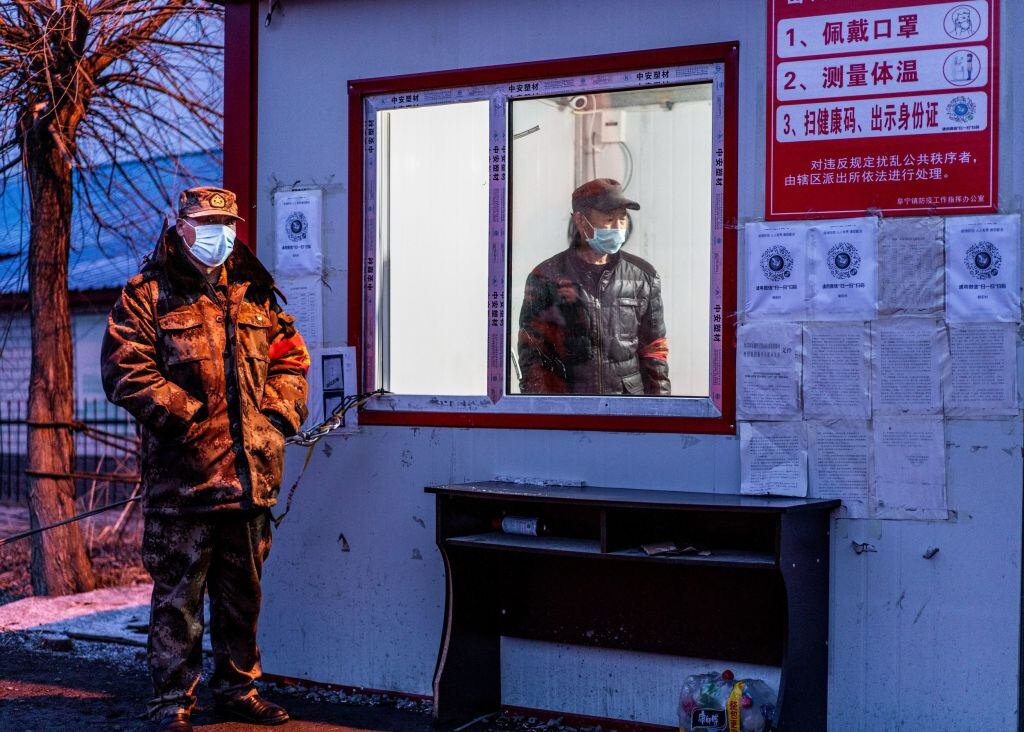 Policías vigilan un paso fronterizo en la provincia china de Heilongjiang