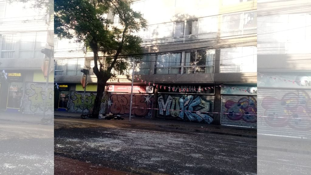 Restos de vidrio en la calle tras la explosión. / ADN.cl