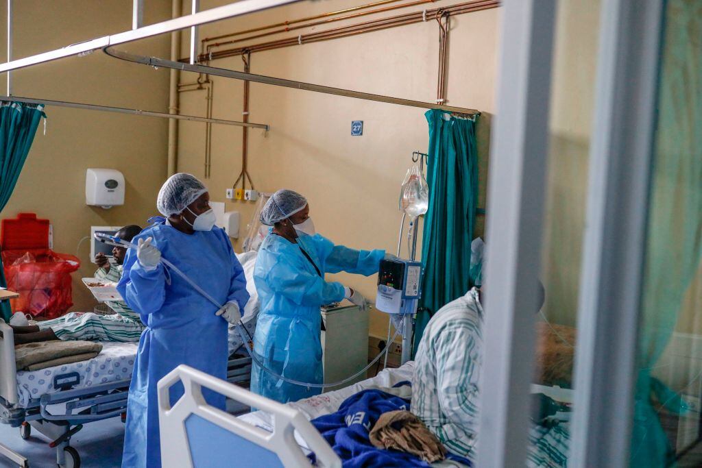 Enfermeras atienden a pacientes con covid-19 en el Hospital de Tembisa