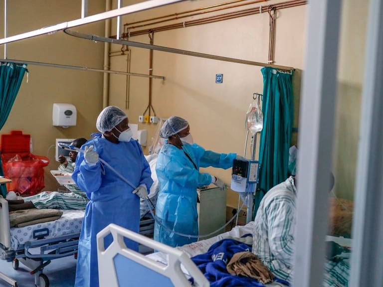Enfermeras atienden a pacientes con covid-19 en el Hospital de Tembisa