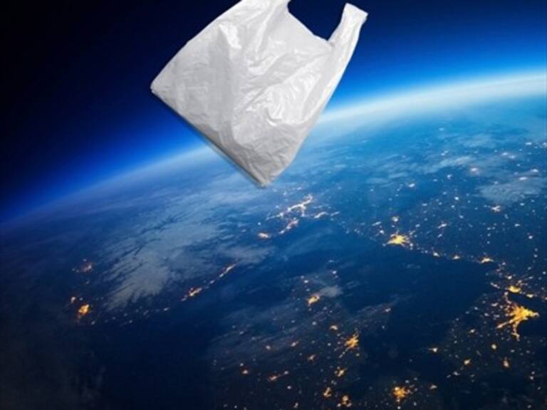 Astrónomos sorprendidos por bolsa plástica que flota en el espacio sobre la Tierra