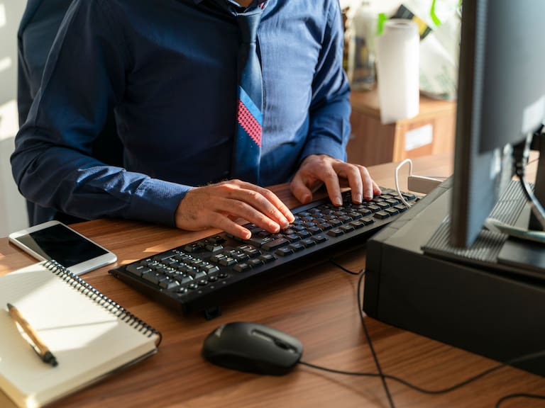 Ausentismo laboral en el sector público dobla al del mundo privado en Chile