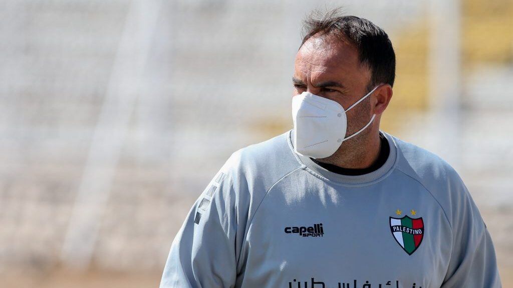 4 de Enero del 2021/SANTIAGOEl Director Tecnico de Palestino Jose Luis Sierra(c) ,durante el partido valido por la Vigésimo Séptima fecha del Campeonato Nacional AFP PlanVital 2020, entre Palestino vs Curico Unido, disputado en el Estadio Municipal de la Cisterna.
FOTO:FRANCISCO LONGA/AGENCIAUNO