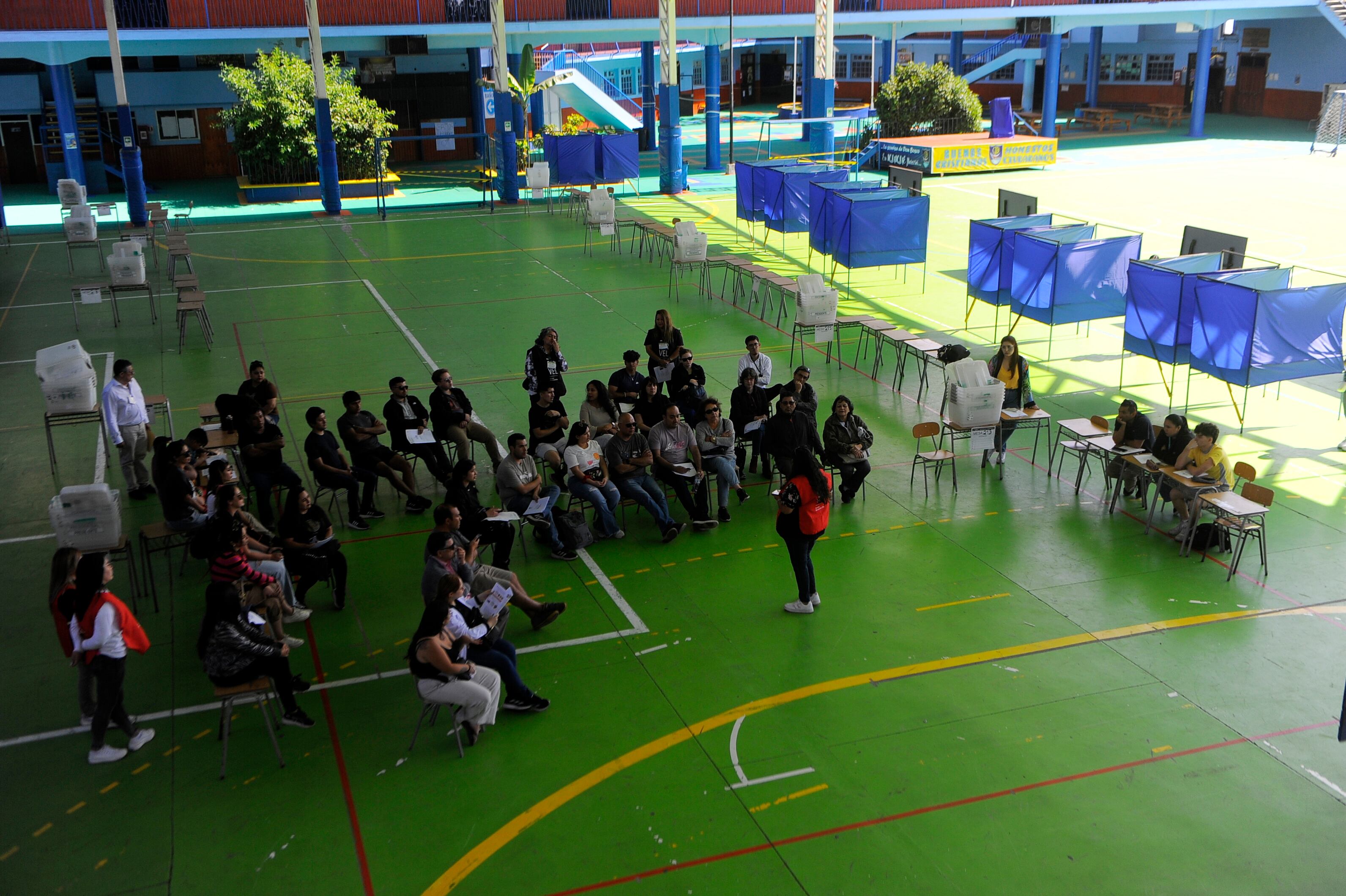 25 de octubre de 2024 / IQUIQUE
Constitución de vocales de mesa en el Liceo Politécnico y el Colegio Don Bosco, previo a elecciones 2024.
FOTO: CRISTIAN VIVERO BOORNES/AGENCIAUNO