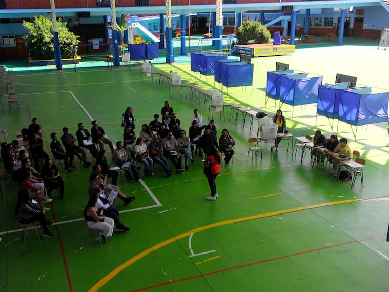 25 de octubre de 2024 / IQUIQUE
Constitución de vocales de mesa en el Liceo Politécnico y el Colegio Don Bosco, previo a elecciones 2024.
FOTO: CRISTIAN VIVERO BOORNES/AGENCIAUNO