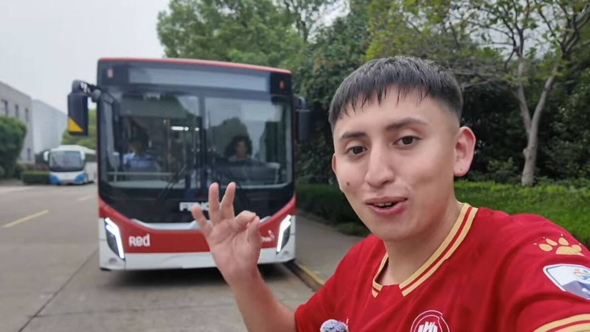 Influencer “Nico Travesías” muestra cómo funcionan los buses eléctricos en China: llegarán pronto a Chile