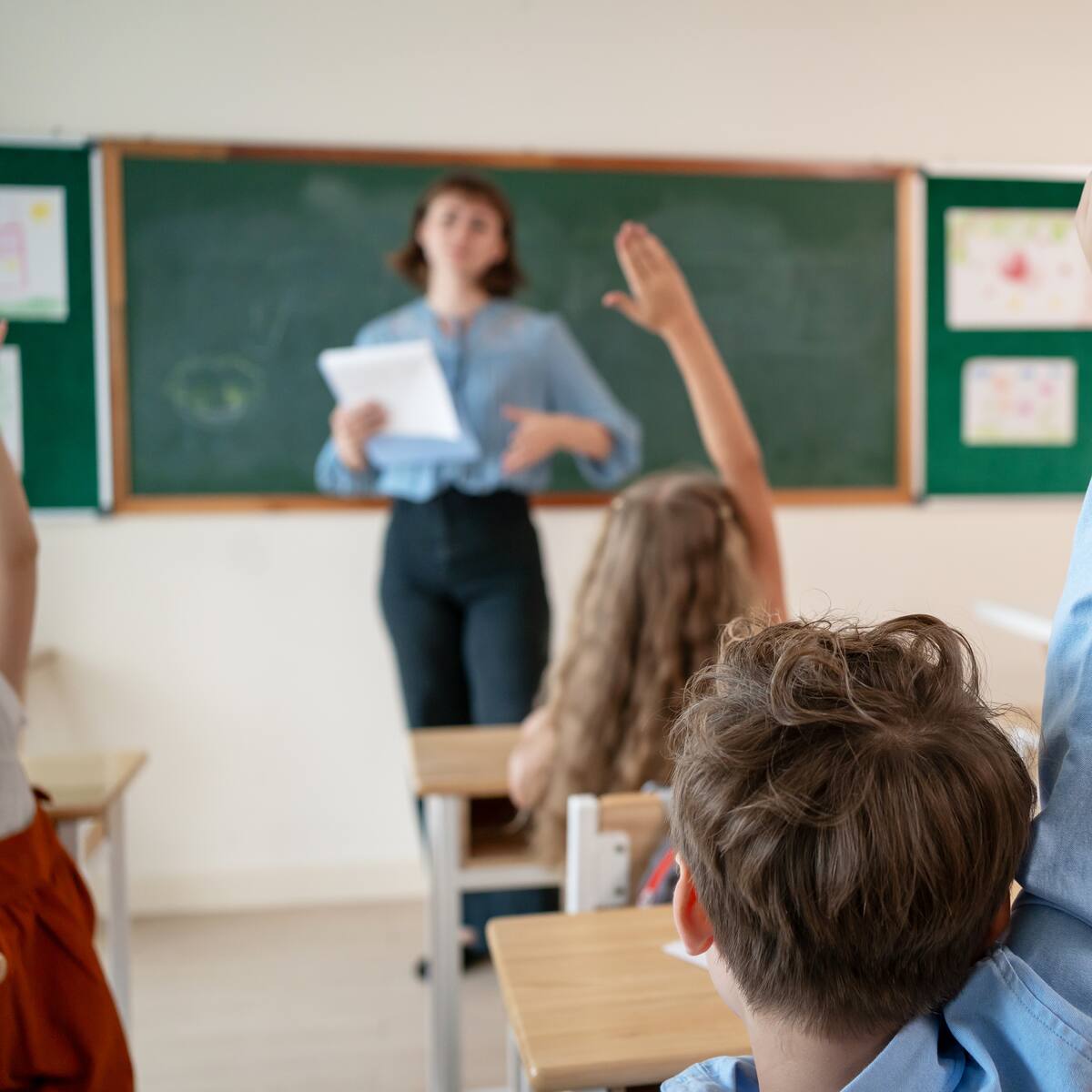 Estudio en colegios chilenos detecta un inesperado detalle en las salas de clases que perjudica a los alumnos