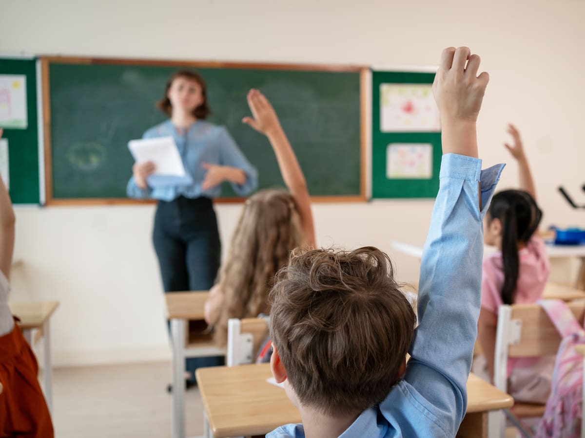 Estudio en colegios chilenos detecta un inesperado detalle en las salas de clases que perjudica a los alumnos