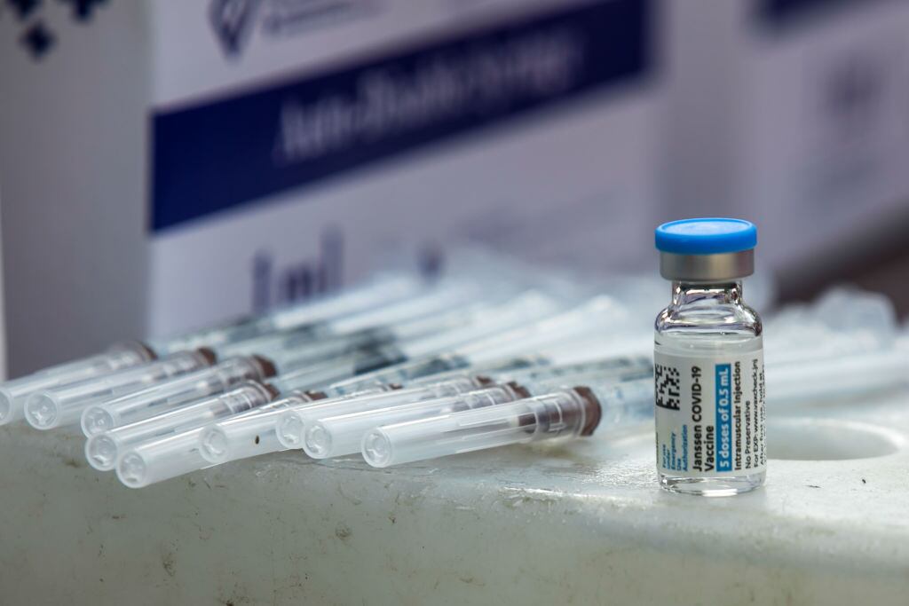 Un grupo de dosis de vacunas anticovid de Johnson & Johnson