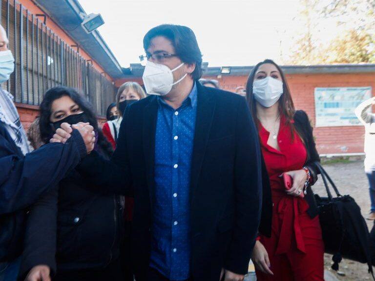 18 de Julio de 2021/SANTIAGO El precandidato presidencial de Apruebo Dignidad, Daniel Jadue, emite su voto en la Escuela Víctor Cuccuini, en el marco de las primarias presidenciales 2021.
FOTO :CRISTOBAL ESCOBAR/AGENCIAUNO
