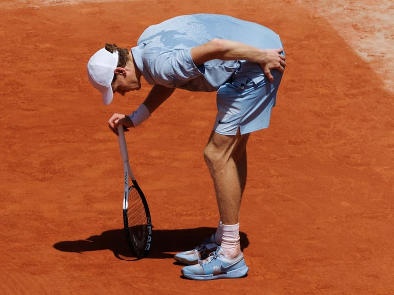 “No recuerdo la última vez que me sentí tan débil”: la explicación de Sinner ante su temprana eliminación en Roland Garros