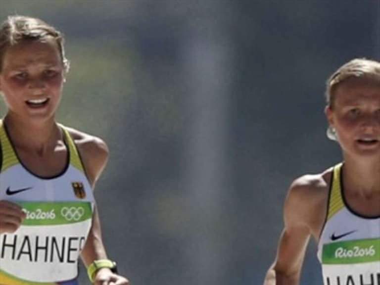 Critican a gemelas alemanas por cruzar riendo y tomadas de la mano la meta del maratón