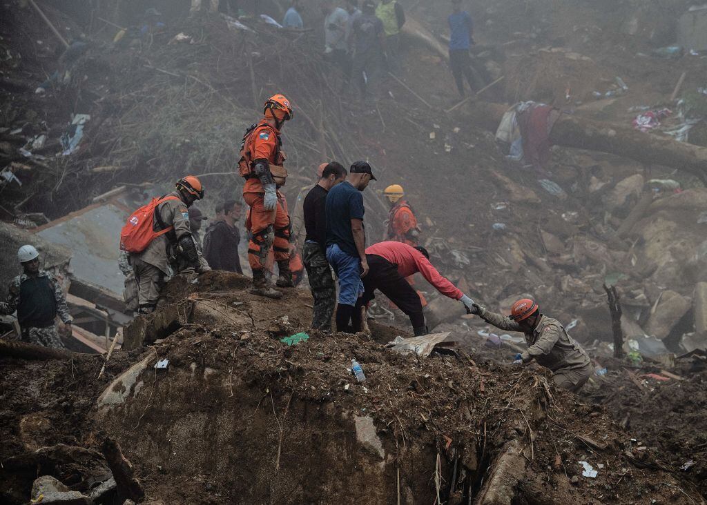Equipos de rescate buscan personas entre los escombros en Petrópolis