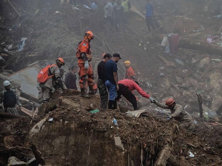 Equipos de rescate buscan personas entre los escombros en Petrópolis