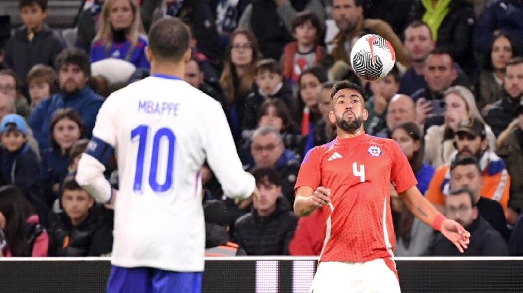 Mauricio Isla prácticamente anuló a Kylian Mbappé | Instagram: CA Independiente