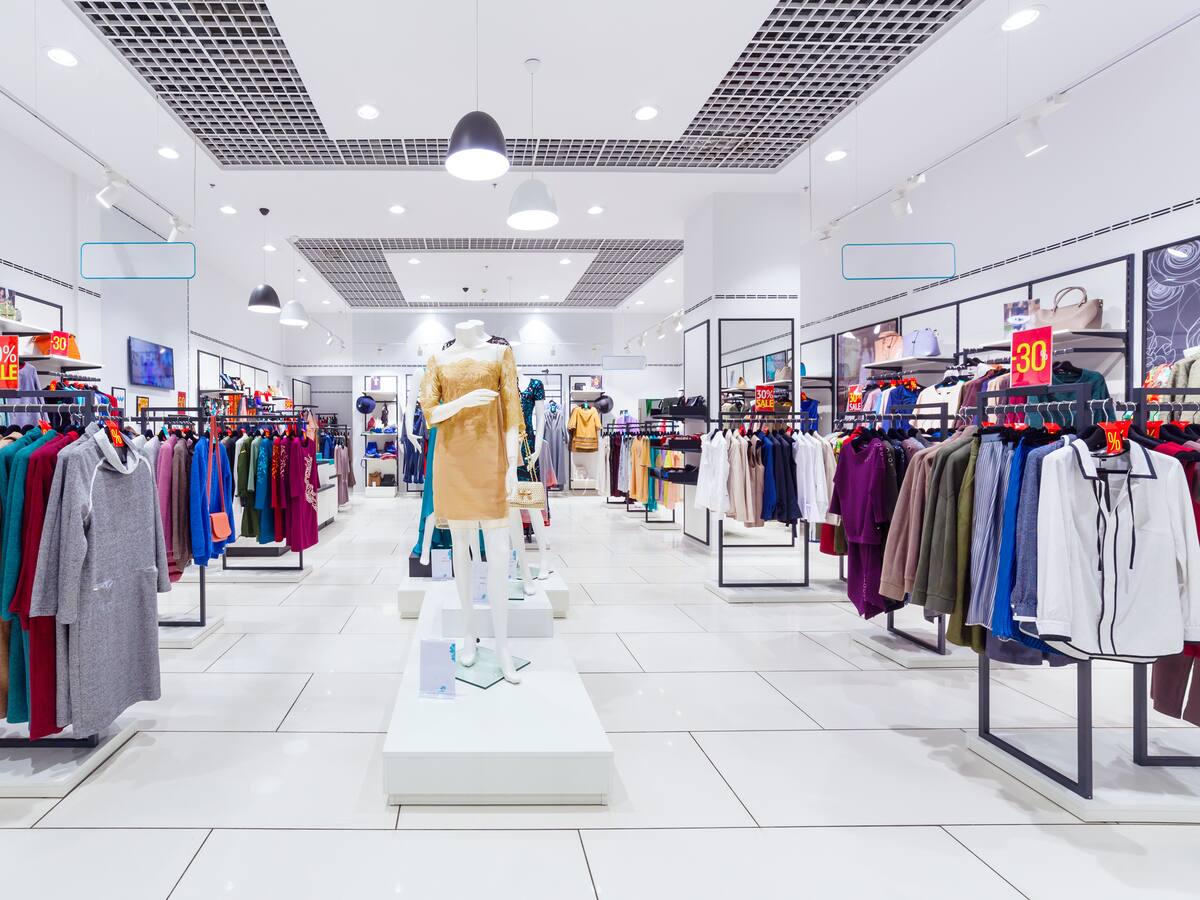 Conocida marca de ropa se va a la quiebra: líquida productos hasta con un 70% de descuento