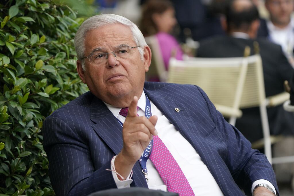 El senador estadounidense Robert Menendez en un viaje por Italia