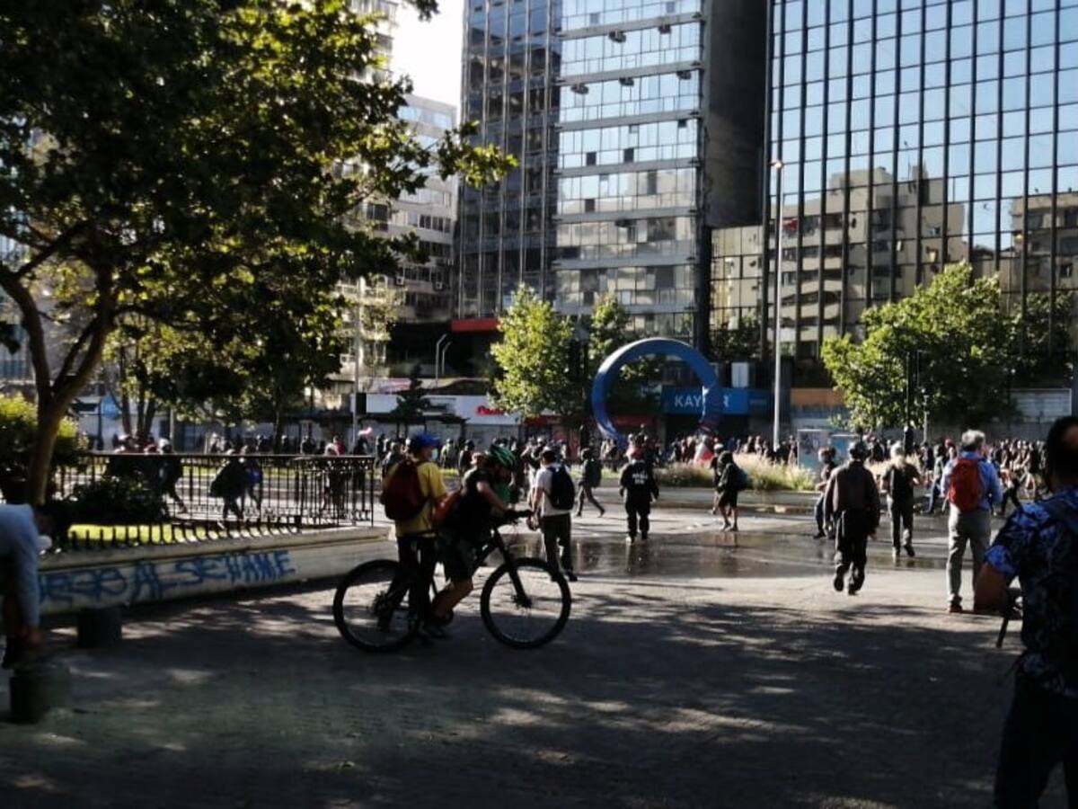 Cierran cuatro estaciones de Metro debido a incidentes en el centro de Santiago
