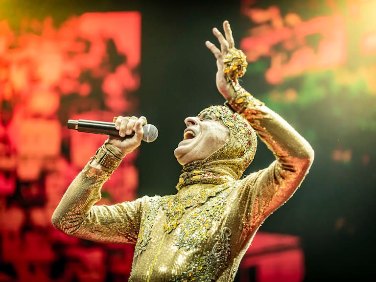 Ney Matogrosso llevó al delirio al público en Chile: la estrella brasileña que debutó a los 84 años en el Caupolicán