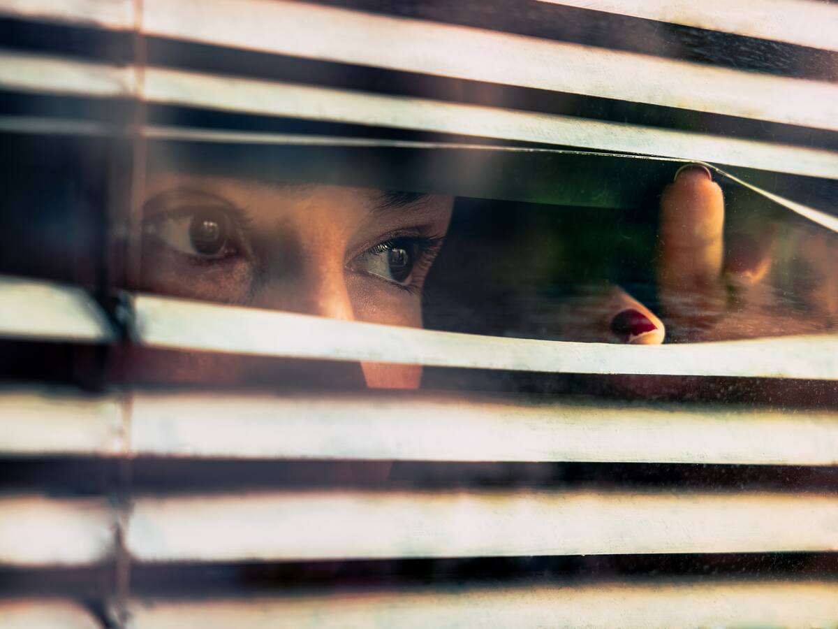 ¿Por qué sentimos tanto miedo aunque nunca nos pase nada? Psicóloga analiza el aumento de la percepción de temor en Chile
