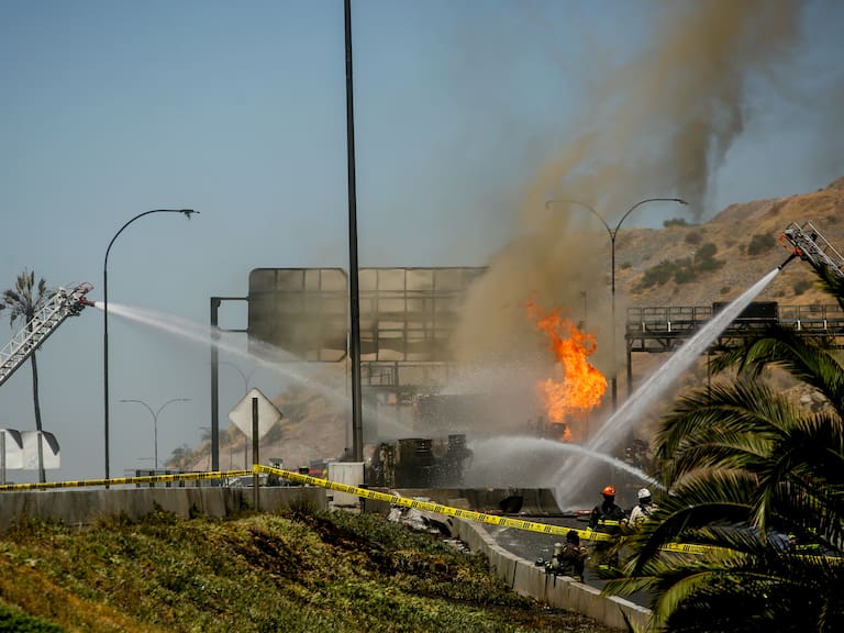 Explosión de camión genera incendio en la comuna de Renca