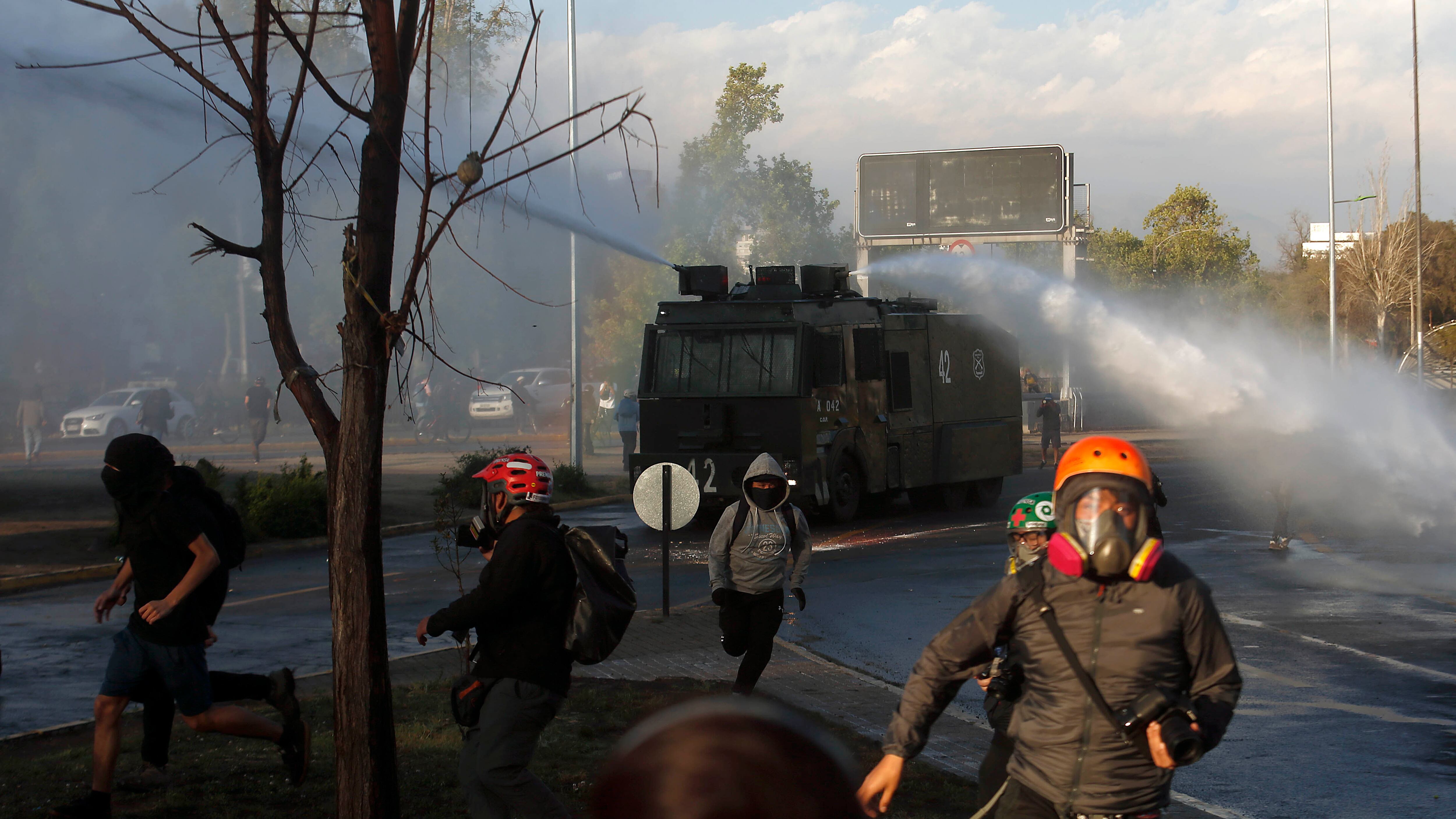 02 de Octubre de 2020/SANTIAGO Unas personas corren del carro lanza agua en el sector de la Plaza Italia, durante una manifestación en favor del Apruebo.En cual Fuerzas Especiales de carabineros intervino para impedir la Concentración en dicho lugar.
FOTO:Cristobal Escobar/Agencia UNO